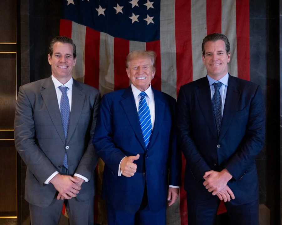 Coinbase-Ripple-und-die-Gemini-Mitbegründer-Cameron-und-Tyler-Winklevoss-mit-Trump